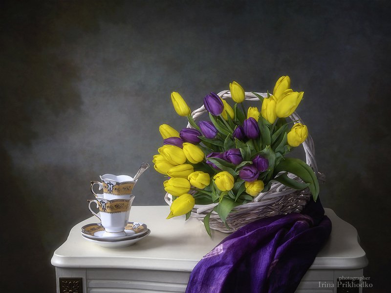 Натюрморт с тюльпанами на кофейном столике