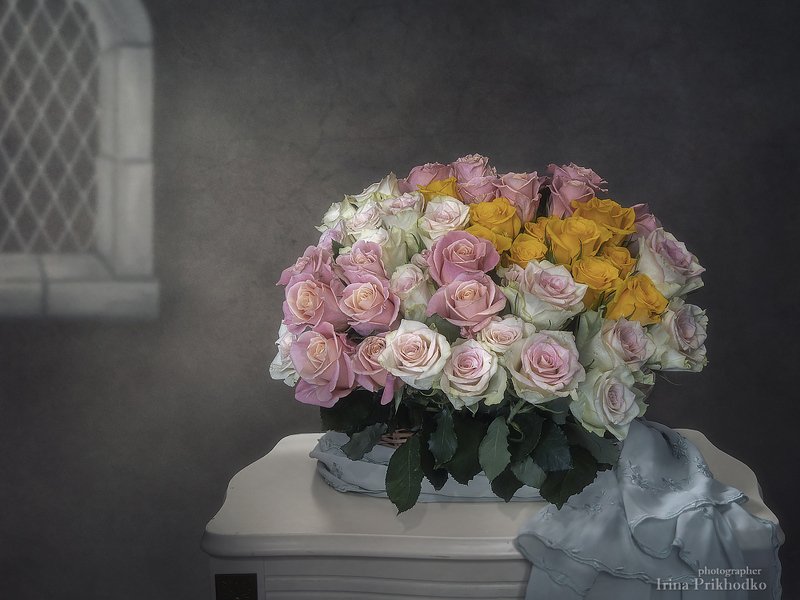 Натюрморт с розами в стиле ретро