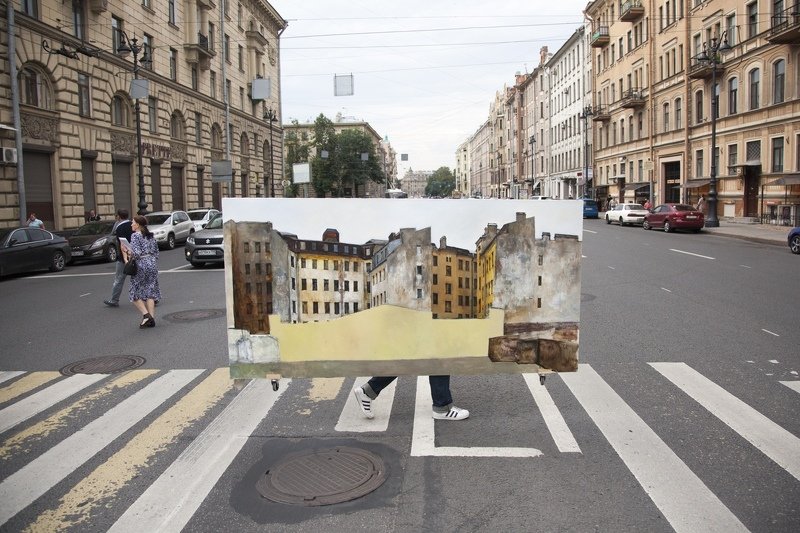 Картина переходит дорогу