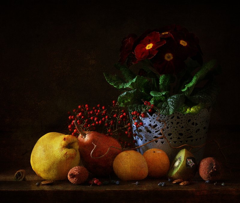 Натюрморт с примулой и фруктами