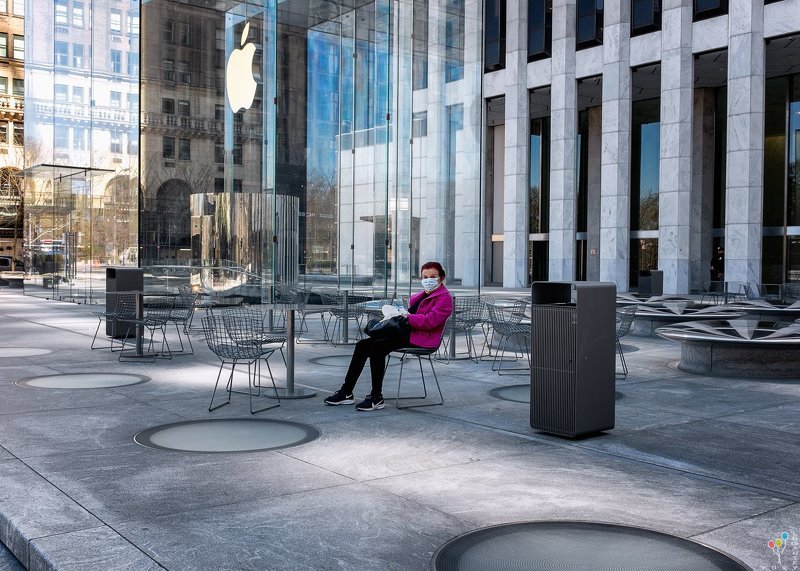 Apple Store Fifth Avenue (between 59th & 58th Streets). March 27, 2020.