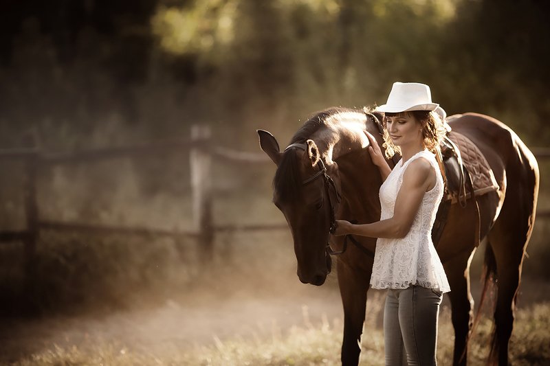Девушка с лошадкой на закате