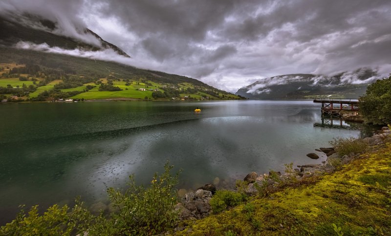 Сильный дождь на горном озере Гейрангера. Норвегия.