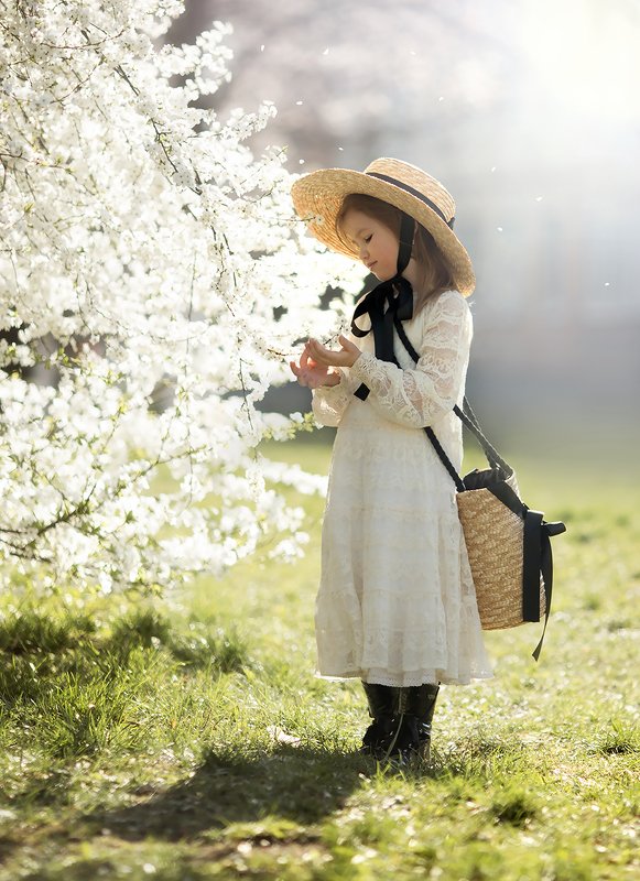 Девочка у цветущей вишни 