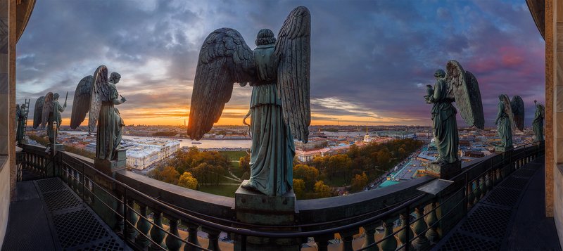 Вид на парадный Петербург с ангельской балюстрады Исаакиевского собора