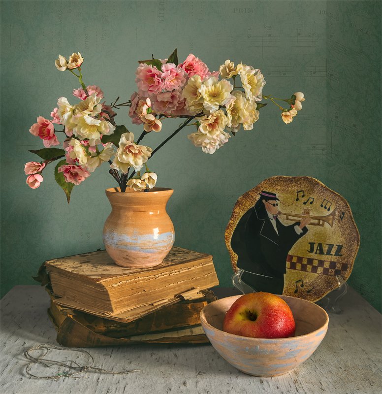 натюрморт с цветущей сакурой и яблоком