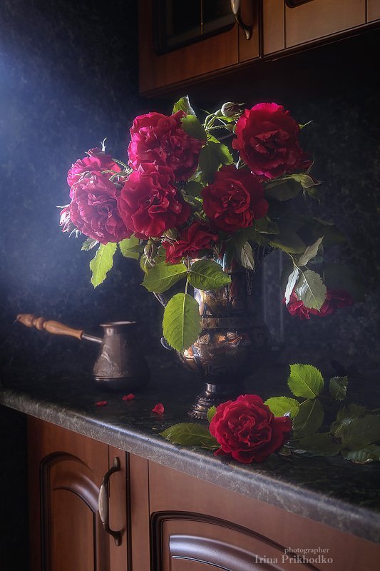 Натюрморт с красными розами и туркой