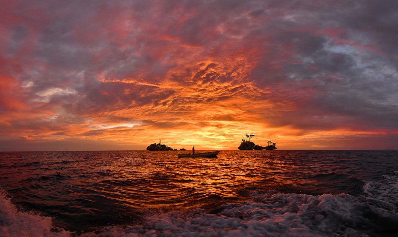 Закат на Тогеанских островах.