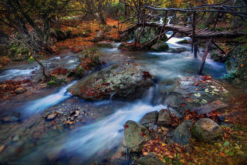 Красочно-журчащий, горный ручеёк в Крыму