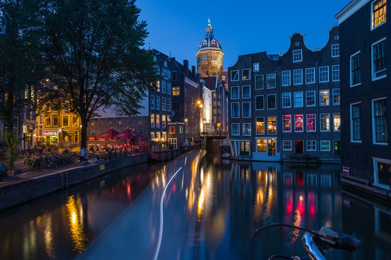Огни ночного Амстердама.