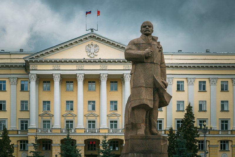 Памятник Ленину на главной площади Смоленска