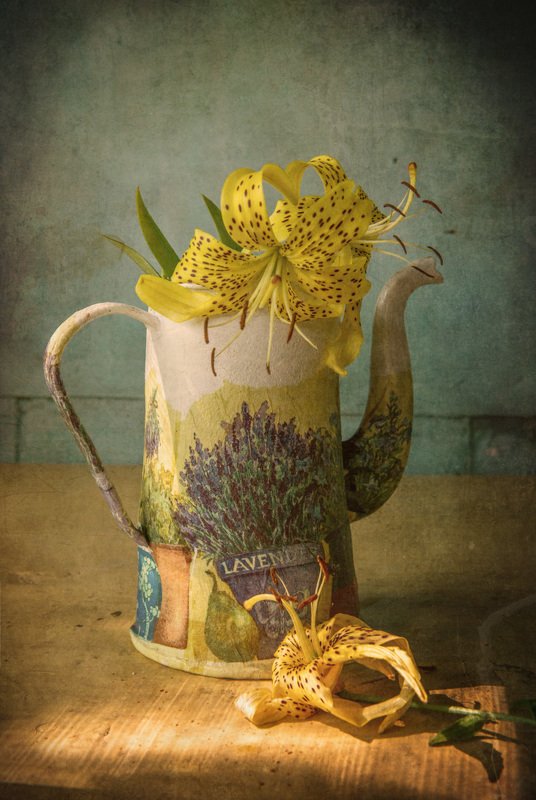 Натюрморт с чайником и желтыми лилиями