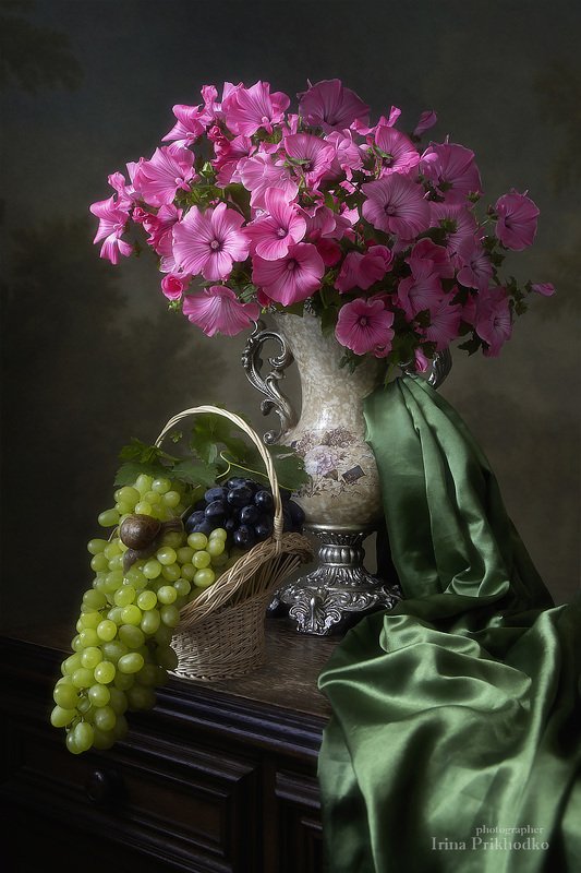 Натюрморт с букетом розовой лаватеры и виноградом