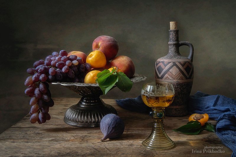 Натюрморт с фруктами и белым вином 