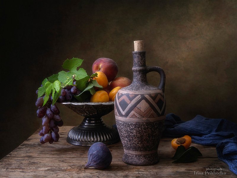 Натюрморт с бутылкой вина и фруктами