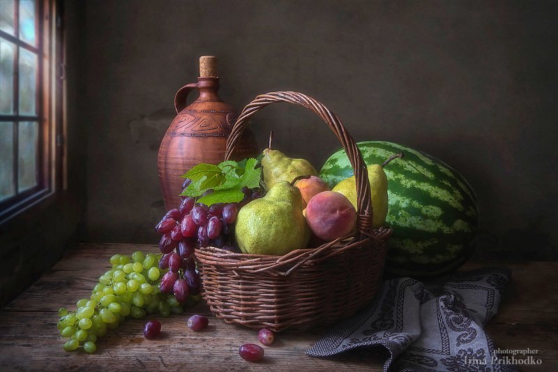 Натюрморт с корзиной фруктов и арбузом