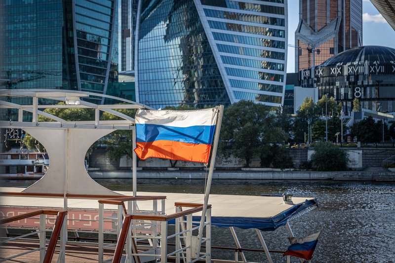 Флаг над Москвой-рекой