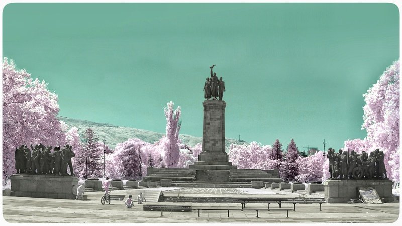 Памятник Советской армии - infrared фото.
